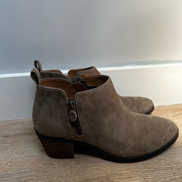 Size 9 vionic booties. Great condition - Picture 3 of 5